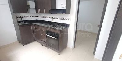 472-8502 Conaltura Inmobiliaria ofrece en arriendo esta amplia casa de 145 m², ubicado en el sector el Trianon de Envigado  una zona residencial tranquila, con excelente acceso a transporte público y cercanía a colegios, comercio y servicios esenciales. El inmueble cuenta con 4 alcobas, clósets, 2 baños, sala comedor, cocina integral tipo americano con estufa y calentador a gas, zona de ropas, iluminación LED y puerta de seguridad, con excelente iluminación natural. Su ubicación es estratégica, cerca al Parque la Heliadora , IE Gimnasio Integral Santa Ana, con rutas de transporte público disponibles, lo que facilita el acceso a distintos puntos del municipio y al área metropolitana.