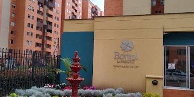 El conjunto se encuentra en el barrio La Prosperidad, en el municipio de Madrid Cundinamarca, en un sector residencial con buena conectividad gracias a vías principales como la Calle 6 y la Carrera 24. En su entorno hay supermercados, almacenes de cadena, comercio de barrio y servicios básicos que facilitan la vida diaria, además de la cercanía al Centro Comercial Casa Blanca, que ofrece opciones de compra, entretenimiento y gastronomía. Al estar en la Sabana de Bogotá, es una ubicación funcional para quienes deban desplazarse hacia la capital, teniendo en cuenta que los tiempos de viaje pueden variar según el tráfico.