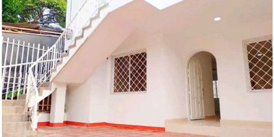 CÓDIGO 9662FR646. Casa Bifamiliar de Dos Pisos Ubicada en Nuevo Jardín. Primer Piso con Tres Habitaciones, Dos Baños, Sala, Comedor, Cocina Integral, Zona de Labores, Patio, Terraza y Parqueadero. Segundo Piso con Dos Habitaciones, Un Baño, Sala, Comedor, Cocina Integral, Zona de Labores y Balcón. Cerca de Avenidas, Supermercados, Restaurantes, Colegios, Universidades y Parques. Ideal para Vivir y Rentar. SI ESTA PROPIEDAD ES DE SU INTERÉS, CONTÁCTENOS Y AGENDAMOS UNA CITA.
