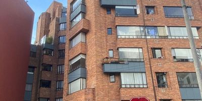 Código 1336 Descubre este elegante apartamento Penthouse Duplex ubicado en Chapinero Alto. 
Se encuentra en un piso 8 con acceso por ascensor. En el primer piso cuenta con sala comedor, baño social, cocina integral con estufa de inducción, nevera empotrada y lavadora empotrada, hall de acceso con luz natural, y un pequeño depósito. En el segundo piso hay 2 habitaciones con clóset, 2 baños completos con luz y ventilación natural, un estudio abierto y terraza privada. Los pisos son en madera de granadillo y las habitaciones en alfombra. Cuenta con calentador a gas natural y vigilancia privada 24/7. 
Son 80,6 metros cuadrados de espacio exquisitamente diseñado con 240° de vista a la ciudad y los cerros orientales. Disfruta de la iluminación natural que resalta cada rincón. 
Tiene depósito y parqueadero que añaden practicidad. 
Este hogar ofrece seguridad y confort, con facilidad en movilidad por cercanía a vías amplias. 
¡Vive una experiencia de lujo y siéntete bienvenido a tu nuevo hogar! 
Nota importante: la cuota de administración tendrá un incremento en enero de 2026.