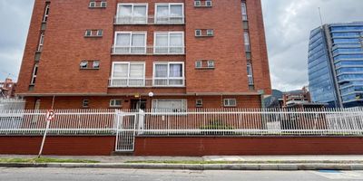 Cod.2193. Acogedor apartamento de 117 mts, esquinero, segundo piso con ascensor, vista exterior, muy iluminado. Edificio con vigilancia 24 horas, CCTV, tanque de reserva. Sala comedor con chimenea tradicional, cocina integral cerrada, zona de lavandería independiente, cuarto y baño de servicio; 3 alcobas con closet, principal con baño privado, baño de alcobas, parqueadero cubierto, depósito. Sector residencial, cerca de Universidad Militar Nueva Granada, Cantón Norte, Farmatodo, Embajada de Chile; vías de acceso, Calle 100, Carrera 11, Carrera novena, Carrera séptima, Carrera 15. Facilidad de acceso a transporte público.
Uniproyectos, donde cada puerta es una  bienvenida. Te esperamos.