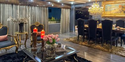 Exclusiva casa de 4 niveles + sótano ubicada en Cra 2B Oeste #11-65, Mirador de Santa Teresita (Cali), una de las zonas residenciales más privilegiadas al oeste de la ciudad, cerca del Zoológico de Cali, Hotel Intercontinental, Paseo Bolívar, túnel de la avenida Colombia y el Bulevar del Río, con rápido acceso a Granada y al centro. Cuenta con 671 m² totales (549 m² construidos + 122 m² terraza), 4 habitaciones amplias, 6 baños, sala, 2 comedores, cocina y zona de oficios, terraza panorámica, discoteca / zona de entretenimiento y sótano en obra gris para adecuación adicional. Unidad cerrada de solo 17 casas, ambiente exclusivo con piscina y salón social. 2 parqueaderos privados, estado de conservación excelente y acabados de lujo. Disponibilidad inmediata, se vende amoblada o sin amoblar. Precio sin muebles: $3.650.000.000 COP — Amoblada: $3.770.000.000 COP. Administración $2.580.000. Predial anual $5.845.000. Coordina tu visita hoy mismo.