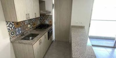 Apartamento de 2 alcobas con amplio closet y balcón para disfrutar del aire fresco. La cocina integral ofrece comodidad y funcionalidad para tus necesidades culinarias. Con parqueadero incluido, tienes la tranquilidad de un lugar seguro para tu vehículo. Además, cuenta con zonas comunes, juegos infantiles, gimnasio y zonas verdes, creando un ambiente ideal para toda la familia.