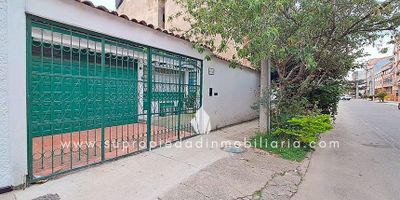 Casa en venta, Batán, Suba.
¡Oportunidad única en Batán! Casa de un solo nivel de 392 m² en lote propio, perfecta para vivir o invertir (apta uso mixto).
Cuenta con 5 amplias alcobas (principal con vestier y baño privado), 4 baños completos, estudio/oficina, sala-comedor generosa, cocina integral con gas natural, zona de ropas y gran patio descubierto que inunda de luz toda la casa.
2 parqueaderos (1 cubierto tipo garaje + 1 descubierto). Excelente estado y distribución en una sola planta.
Sector residencial consolidado cerca de Transmilenio Calle 127, Carulla Santa Bárbara y McDonald’s 127, con vías de acceso rápidas por Calle 127, Autopista Norte y Carrera 50.
¡Casa amplia, luminosa y lista para personalizar a tu gusto en zona de alta valorización!
¡Contáctanos hoy y hazla tuya!
SE ENTREGA SIN AMOBLAR