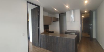 Descubre este moderno apartamento en arriendo ubicado en el exclusivo sector de San Patricio, en la prestigiosa localidad de Usaquen. Con un area de 66 metros cuadrados, este espacio ha sido disenado para ofrecer comodidad, elegancia y funcionalidad. Cuenta con una amplia alcoba con walking closet, deposito, amplio,  dos banos modernos, acogedora sala-comedor con iluminacion LED, y una cocina integral perfectamente equipada. Incluye parqueadero cubierto, ascensor y citofono para mayor seguridad y comodidad. El conjunto residencial ofrece completas zonas comunes ideales para un estilo de vida activo y sofisticado: coworking para trabajar con total tranquilidad, gimnasio dotado, dos salones sociales, caldera comun, dos terrazas panoramicas, zona de mascotas, juegos infantiles y area de BBQ para compartir momentos especiales. Su ubicacion es inmejorable: rodeado de supermercados, bancos, estaciones de servicio, colegios, universidades y una variada oferta gastronomica y comercial.