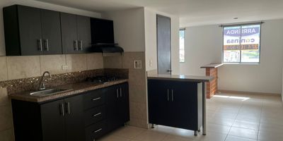Se arrienda aparta estudio en Buenos Aires, Unidad Rosal de Miraflores, piso 10. Aparta estudio con un solo ambiente, zona de ropas, cocina integral con barra, closet y baño completo, calentador de gas. Tiene de parqueadero de moto.     