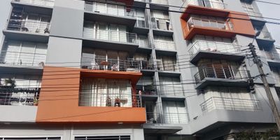 Descubre este acogedor e iluminado apartaestudio RENTANDO, en edificio de 7 pisos, ubicado en Chapinero Central, una de las zonas mas dinamicas y de mayor proyeccion de la ciudad. El espacio cuenta con un diseno de un solo ambiente, incluye un balcon con vista exterior que brinda luz natural durante todo el dia, cocina integrada, bano completo, con el lavamanos y la ducha independiente para mayor comodidad, El edificio ofrece ascensor, zona BBQ, salon social, excelentes vias de acceso y cercania a universidades, comercio, restaurantes y transporte publico.

