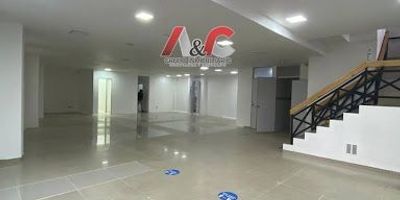 AYC Grupo Inmobiliario arrienda moderno edificio comercial sobre la Avenida Primera de Mayo. Se ofrece un espectacular edificio comercial de 514 m, distribuido en dos niveles, ideal para potenciar, expandir y posicionar su negocio en una zona de alta afluencia. El inmueble cuenta con un amplio sótano destinado a parqueadero con capacidad para 7 vehículos, lo que garantiza comodidad, seguridad y facilidad de acceso para clientes y colaboradores. Dispone de servicio de agua y energía trifásica de 12 kV, perfecto para operaciones que requieren alta capacidad eléctrica. Su ubicación estratégica sobre vía principal, en esquina, ofrece una excelente visibilidad comercial, además de un entorno con alto flujo vehicular y peatonal, lo que convierte este edificio en una oportunidad ideal para diferentes tipos de actividades comerciales o empresariales.