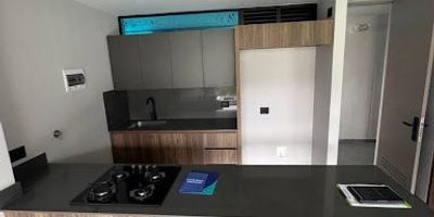 Moderno aparta estudio de 55 m en unidad cerrada completa Disfruta de un espacio amplio, cómodo y funcional en este aparta estudio de 55 metros cuadrados, ubicado en una unidad cerrada con todas las comodidades. Cuenta con una alcoba independiente, perfecta para tu privacidad, además de dos baños, ideales para mayor confort y practicidad. Incluye parqueadero cubierto, brindándote seguridad y facilidad de acceso. La unidad ofrece excelentes zonas comunes para disfrutar un estilo de vida tranquilo y moderno. Perfecto para quienes buscan comodidad, seguridad y una excelente ubicación.