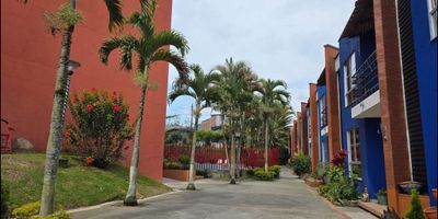 Hermosa casa ubicada en exclusivo conjunto residencial, ideal para quienes buscan amplitud, comodidad y seguridad. El conjunto ofrece vigilancia 24 horas y un ambiente familiar y tranquilo, perfecto para una vida en equilibrio.

Caracteristicas de la propiedad
4 habitaciones
3.5 baños
Area construida 135 m2
Area privada 117.62 m2

Distribucion interior

Primer piso
Sala
Comedor
Cocina moderna con barra americana
Estudio
Baño social
Deposito
Alcoba de servicio con baño

Segundo piso
3 habitaciones familiares
2 baños
Balcon con excelente iluminacion
Alcoba principal con baño privado y vestier

Un hogar amplio, moderno y diseñado para brindar confort en cada espacio. Una excelente opcion para quienes desean vivir en un entorno seguro sin alejarse de la ciudad.

Valor 390.000.000
Se reciben creditos