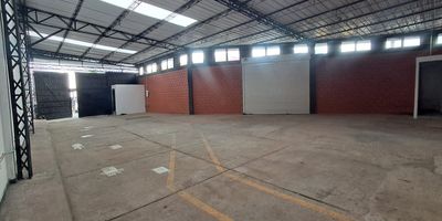 Buscas bodega en Dosquebradas? Tenemos esta excelente Bodega en arriendo de 255 m, ubicada en el sector industrial de La macarena, una zona estrategica y de alto desarrollo. El inmueble cuenta con dos puertas de acceso, una de ellas electrica, que facilita la operacion de carga y descarga. Dispone de un amplio patio de maniobras, ideal para el movimiento de camiones y optimizacion logistica. Su distribucion funcional y su localizacion privilegiada la convierten en una excelente opcion para almacenamiento, produccion ligera o centros de distribucion, garantizando eficiencia y seguridad operativa. No esperes mas comunicate con nosotros.