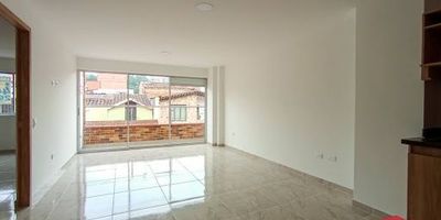 Apartamento tercer piso en arriendo en Envigado, barrio Alcala. Dispone de 4 habitaciones con closet, 2 baños, cocina integral, sala comedor y balcón. Esta cerca de tiendas, restaurantes, droguerías, panaderías y supermercados. Está sobre la vía principal de la Avenida El Poblado, a pocos minutos del parque principal de Envigado, colegios y la Biblioteca Débora Arango, con excelente acceso a transporte público. 