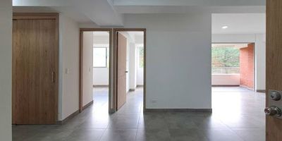 Este acogedor apartamento en el sector de Bello ofrece un entorno ideal para quienes buscan tranquilidad, naturaleza y privacidad. Con 94 M2 muy bien distribuidos, cuenta con 3 habitaciones luminosas, 2 baños modernos, parqueadero y cuarto útil, brindando comodidad y funcionalidad en cada espacio. Su zona social es cálida y perfecta para disfrutar en familia. Ubicado en un conjunto de apartamentos con vigilancia 24 horas, que brindan seguridad y un ambiente armonioso.