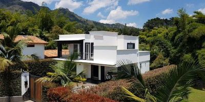 adquiere ya¡ esta amplia y hermosa casa de 350 mts2 construidos en un lote de 826 mts2, en sector campestre y muy tranquilo, cuenta con: sala, comedor, cocina integral, zona de ropas, patio, 3 habitaciones con Vestier, 4 baños, garaje para 3 carros, balcón, terraza, zona verde, cuarto útil. ideal para esta en familia, y descanso.