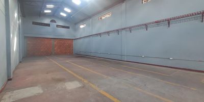 Buscas bodega en Dosquebradas? Tenemos esta espectacular bodega en arriendo con un area de 130 m, ideal para almacenamiento o pequenas operaciones industriales. Cuenta con espacios funcionales de facil adaptacion, buena altura y excelente iluminacion natural adicional cuanta con un patio de maniobras que facilita el ingreso de mercancia. Su distribucion permite optimizar procesos logisticos y organizar mercancia con eficiencia. Ubicada en la macarena Dosquebradas zona de acceso rapido a vias principales, ofrece comodidad para el ingreso de vehiculos y facilidad en el transporte de carga. Es una opcion practica y versatil para empresas que buscan un espacio seguro, bien ubicado y listo para operar. No esperes mas comunicate con nosotros.

