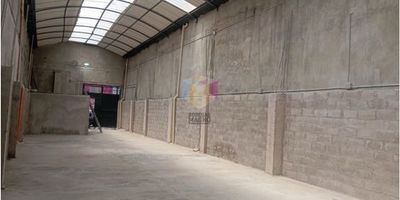 Increíble bodega de 220 m² ubicada sobre vía principal por la zona de prado, en mixta y con fácil acceso a rutas de transporte público. Cuenta con piso de cemento reforzado,  con un nivel de 4 metros, techo termoacústico y translúcido que brinda muy buena iluminación natural, energía de 18 KVA, una puerta camión y puerta peatonal, ideal para operaciones logísticas, almacenamiento o producción liviana. Canon + IVA.  NOTA: Honorarios por la gestión inmobiliaria: 25% + IVA del valor del canon. ¡Contáctanos para más información y agenda tu visita!