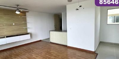 Apartamento en arriendo/venta ubicado estratégicamente en el sector de Betania, de fácil acceso y facilidad de transporte, cerca de el Centro Comercial Único, Centro comercial Americano, grandes parques, Colegios, Universidades y almacenes de cadena; el apto cuenta con modernos acabados, excelente distribución, sala comedor, hermoso mueble para el tv con mini bar, balcón con una espectacular vista, cocina integral con pantry, área de labores, hall de alcobas, estudio, 3 alcobas con closets, baño privado y auxiliar, 1 garaje privado con su matricula independiente y 1 gran deposito. El conjunto tiene acogedoras zonas sociales y recreativas, vigilancia privada con circuito cerrado de tv, ascensores, lobby, piscinas, terraza social, zona bbq, gym, salón social, parque infantil y amplias zonas verdes.