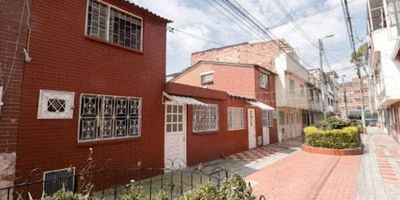 Espectacular casa en arriendo, ubicada en Kennedy Central, barrio Techo, de 140 m2. Muy cerca del sector de, Plaza de las Américas, Centro Kennedy, Plaza Central, entre otros.  muy cerca Av. Américas, Cr. 78k, Cl. 26 sur y Diagonal 2 cercanía del Distrito Militar Kennedy, Portal de Banderas. zonas comerciales y transporte público. Al ingresar encontrará una sala comedor-amplia, cocina integral tipo americano, patio cubierto, pisos en cerámica, cuenta con instalación para lavadora, tres amplias habitaciones y baño completo. Servicios de agua, luz y gas totalmente independientes, Cualquier información adicional contáctenos al correo electrónico Alejandra.padilla@inmobiliariabogota.com o al teléfono 3167420246. El equipo de Inmobiliaria Bogotá está comprometido a brindar una experiencia de vida excepcional para nuestros clientes desde el momento en que se unen a nuestra comunidad.