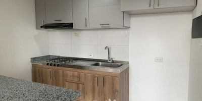 [ARR] ID HOUM: 163186

Entérate de todos los beneficios al arrendar con nosotros:
    • Asistencia e intermediación con el propietario
    • Firma tu contrato online
    • Arrienda sin burocracia, sin papeleos ni notarías

Departamento en arriendo, ubicado en el barrio Urbanización  Los Sauces I, con una superficie construida de 50.00 m² y superficie total de 50.00  m². 

Sus principales características son:

    • No amoblado
    • 2 dormitorios
    • 2 baños
    • No Admite mascotas
    • 1 parqueadero
    • Año de construcción: 2024
            
Además, el inmueble cuenta con las siguientes amenidades:

    • Salón de eventos
    • Ascensor
    • Zona de juegos
    • Gimnasio
    • Zona de asadores

Si arriendas con nosotros, te brindamos asesoría personalizada durante todo el proceso.

Requisitos para arrendar con nosotros:

    • Arrienda sin codeudor*, fácil, rápido y seguro
    • Demuestra un ingreso mensual neto de al menos 2.5 veces el valor del arriendo (los ingresos mensuales se pueden complementar por las personas que vivirán en este inmueble)
    • Completa tu información básica y mándanos tus extractos bancarios o documentos que demuestren tus ingresos
    • No debes tener reportes negativos en centrales de crédito
        

IMPORTANTE:

    • Te invitamos a agendar una visita a esta propiedad
    • Si tienes alguna duda por favor puedes solicitar más información desde los portales como también contactarte directamente con nosotros
    
Más que una inmobiliaria, somos Houm.
*Aplican T&C