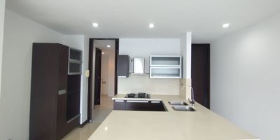 Apartamento en Arriendo en Sabaneta, en el barrio LAS LOMITAS
2 alcobas + 1 servicio, 1 closet, 1 vestier, 4 baños, sala comedor, cocina integral, red de gas, calentador, zona de ropas, balcon, piso marmol, 1 parqueadero, cuarto util, estrato 4, área 100 metros, la unidad cuenta con parqueadero de visitantes, ascensor, portería, shut basuras, salón social, juegos infantiles, piscina, turco 
codigo 23245 reserva tu cita  te esperamos