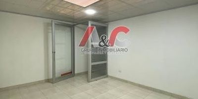 Se arrienda hermosa oficina ubicada en el centro de mosquera en un segundo piso, excelente iluminacion natural, faciles y comodas vias de acceso, en zona comercial de alto flujo, cerca al hospital principal de mosquera, colegios, y la oficina principal de transito, ¡¡animate y contactanos para conocer el inicio de una nueva etapa!!.
