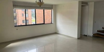 ¡Oportunidad de inversión! Hermoso dúplex en venta – 103.10 m²
Se vende amplio y acogedor apartamento dúplex con excelente distribución y ubicación privilegiada, cerca del Boulevard y reconocidos centros comerciales.
Primer nivel:
Sala y comedor con muy buena iluminación
Cocina integral
Zona de lavandería
Cuarto y baño de servicio
Segundo nivel:
Tres habitaciones, la principal con baño privado
Baño adicional para las otras dos habitaciones
Características adicionales:
Un parqueadero
Depósito
Paneles solares para agua caliente
Zonas verdes y parque dentro del conjunto

Un espacio cómodo, bien distribuido y con todas las facilidades a su alcance. ¡Agenda tu visita y conoce tu próximo hogar!