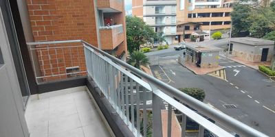 Cocina Integral, Red De Gas, Balcón, Agua Caliente, Zona Ropas, Turco, Ascensor, Juegos, Jacuzzi, Portería, Piscina, Salón Social, Sauna, Zonas Verdes, Gimnasio, Alcobas3, Baños2, Closets3, Parqueadero Cubierto1, Tipo De Piso Cerámica, Horas Portería24HORAS, Parqueadero De Visitantes, Placa Polideportiva, Shut De Basuras, Calentador A Gas, Piso Número 3