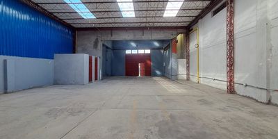 Buscas bodega en Dosquebradas? Tenemos esta excelente Bodega en arriendo con 300 m de area libre de almacenamiento, ideal para operaciones logisticas, distribucion o acopio de mercancia. Su espacio diafano permite una organizacion eficiente y adaptable a diferentes necesidades. Cuenta con patio de maniobras que facilita la operacion de cargue y descargue, permitiendo el acceso comodo de camiones. Esta ubicada dentro de un complejo logistico seguro, con control de acceso y vias amplias, lo que garantiza eficiencia operativa, excelente conectividad y un entorno disenado para optimizar las actividades empresariales. No esperes mas comunicate con nosotros.