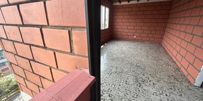 Apartamento en arriendo en el sector Juanes de Paz. Este encantador apartamento en arriendo combina comodidad, funcionalidad y una excelente iluminacion natural en cada rincon. Cuenta con 2 habitaciones, 1 banos, 1 closet, sala-comedor acogedora, cocina integral con red de gas, zona de ropas, Vive en un entorno tranquilo y residencial, con facil acceso a transporte publico y cerca de lugares clave como la zona rosa de Castilla, Parque Juanes de Paz y ITM de Castilla. Una excelente oportunidad para disfrutar de calidad de vida, buena ubicacion y total comodidad en Medellin!