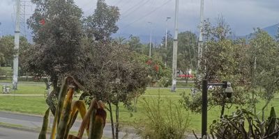 Descubre este amplio y acogedor apartamento de 160 mts, ubicado en una de las zonas mas exclusivas y centrales de Ciudad Salitre. Edificio moderno del 2008, ideal para quienes buscan comodidad, espacios generosos y un estilo de vida unico.3 alcobas ,3 baños ,2 parqueaderos ,deposito ,Club house. a media cuadra de la 26 a lado de Katronics.