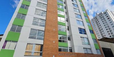 Codigo 995-2100, Apartaestudio en arriendo, barrio Comuneros, Area  45 mts, consta de 1 habitación, 1 baños, sala y comedor, cocina integral, zona de ropas, es un piso bajo, parqueadero para Moto, el edificio tiene zona social sauna, Jacuzzi, cancha múltiple, salón social, bbq, juegos infantiles vigilancia 24 horas. cerca a la  Universidades UIS, UDI Y Santo Tomas, restaurantes, supermercados y parque cristo rey. Administracion 140.000 Agenda tu cita sin ningún costo,  resultados en 24 horas.