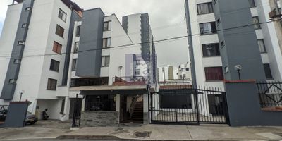 cod 6059 se arrienda apartamento en floridablanca, 3 alcobas con closet, alcoba principal con baño, sala comedor, cocina integral, 1 baño auxiliar, hall estudio, instalacion lavadora, zona ropas, techo en placa, piso en ceramica, citofono, salon social, vigilancia, parqueadero asignado, valor admon ($354.000) a la fecha, pendiente definir con la administracion del conjunto.