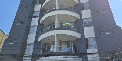 Edificio Elim apartamento en venta 2 habitaciones piso bajo 63m2 bucarmanga, santander At

* Dirección exacta: cra 28 # 14 33, Bucaramanga 
* piso bajo. 
* Vista apto: externo
* Barrio: san Alonso   
* Antigüedad: 8 años
* Estrato: 4
* Area (m2): 63.21m2
* # habitaciones : 2
* # baños:2
* Tipo de cocina: integral 
* N° parqueaderos: 1
* ascensor 

> zona social:  
Vigilancia 24 horas. Salón social. Gimnasio.

> INFORMACIÓN FINANCIERA
* Administración $210.000
* VALOR DE VENTA: $ 250.000.000