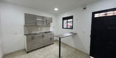 HERMOSO APARTAMENTO EN ARRIENDO UBICADO EN SANTA MONICA, CUENTA CON 45 MTS DISTRIBUIDOS EN COCINA ABIERTA, 2 ALCOBAS, 1 BAÑO, SALON COMEDOR, PATIO, RED DE GAS.
PRIMER PISO CON FACIL ACCESO A SUPERMERCADOS, TRANSPORTE PUBLICO Y ESTA CERCANO AL CONVENTO DE LA MADRE LAURA.