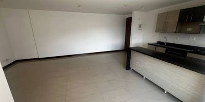 Descubre este elegante apartamento ubicado en Pinares, una de las zonas más prestigiosas y cotizadas de Pereira. Perfecto para quienes buscan un estilo de vida sofisticado o desean invertir en un inmueble con alta valorización y demanda constante. Este apartamento destaca por su excelente distribución y una iluminación natural que realza cada espacio. La propiedad ofrece un ambiente tranquilo, seguro y rodeado de todo el confort que caracteriza a la zona con restaurantes de alta categoría, clínicas, supermercados, gimnasios y las mejores vías de acceso de la ciudad. TATIANA GALVIZ