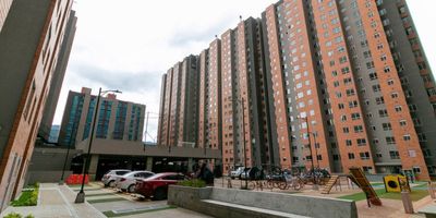 Apartamento Tipo C en el Conjunto residencial Centenari, combina comodidad, elegancia y seguridad en el corazón de Bogotá. Es un edificio diseñado cuidadosamente para ofrecer no solo un lugar donde vivir, sino un espacio donde cada detalle cuenta y cada esquina habla de bienestar. La torre cuenta con 2 ascensores, sus amplias zonas comunes te brindan espacios de bienestar con pista de trote, cancha sintética, gimnasio, BBQ, parque infantil, gimnasio para mascotas, lavandería comunal entre otros. Su ubicación estratégica te permite acceder de manera rápida al CC Mall Plaza (IKEA), a la Plaza de Paloquemao, al Centro de la Ciudad, complejo judicial de Paloquemao, a Transmilenio por la NQS y la Calle 13. Vigilancia 24/7, parqueaderos comunales con sorteo cada 6 meses, recepción tipo hotel, acceso para visitantes en parqueadero, bicicleteros y zonas cuidadosamente diseñadas para tu comodidad. Si requieres el apto amoblado se puede ofrecer con un valor adicional. ¡Pide hoy tu cita!