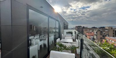 Vendo arriendo oficina semi  amoblada de 204m2. Ubicada en en el sector de EL RETIRO, en edificio moderno, la oficina tiene vista exterior lo que le permite contar con iluminación natural y así mismo tiene grandes ventanas y buena ventilación, la oficina esta compuesta por dos oficinas que conforman todo el piso 6, la oficina 601 compuesta por dos oficinas grandes cada una con baño y sala de juntas, la oficina 602  cuenta con una oficina gerencial con baño privado, un espacio abierto con 8 puestos, zona de archivo y dos baños, el piso cuenta con  aire acondicionado, recepción amoblada una cafetería dotada con nevera y maquina de café, cuarto técnico con su respectivo rack y un cuarto de aseo, 4 parqueaderos con duplicador cubiertos . El edificio cuenta con parqueaderos para visitante, dos ascensores, terraza dotada con mesas sillas y hornos microondas donde los empleados pueden almorzar, vigilancia 24/7,  citófono, circuito cerrado de TV, sistema de sensores humo y movimiento.