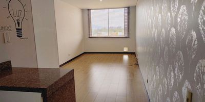 Descubre este acogedor apartaestudio en venta y/o arriendo ubicado en una zona residencial de la ciudad. Con una habitación y baño privado, un baño social, sala comedor y cocina  integral, este espacio de 50.79 metros cuadrados construidos te ofrece comodidad y funcionalidad. Disfruta de la iluminación natural, el piso de madera laminada y la iluminación natural que brinda tranquilidad. Además, cuenta con garaje independiente y deposito. El edificio cuenta con terraza con zona BBQ, gimnasio, salón social, parqueaderos de visitantes y vigilancia privada 24/7. Vive la experiencia de habitar en un lugar moderno y bien ubicado, cerca de supermercados, parques y transporte público. ¡Ven y conócelo!  No pierdas la oportunidad de vivir en este espacio único. ¡Contáctanos ahora para más información y agenda una visita!. Piso 10 vista exterior. Disponible a partir del 1 de Febrero 2026