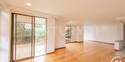 Venta de apartamento en El Poblado, sector Los Parra. Tiene tres cómodas habitaciones, la principal con baño y vestier, estudio y área social integrada a un amplio balcón con vista de la ciudad, cocina abierta, dos parqueaderos y un cuarto útil. 
El apartamento está en unidad cerrada con vigilancia las 24 horas. Tiene piscina y juegos infantiles. El edificio está ubicado en una zona estratégica, con excelentes vías de acceso por La 34, Los Parra y Los González. Tiene facilidad de transporte público. Cerca se encuentran centros comerciales, supermercados, zonas de restaurantes, colegios, universidades y hoteles.