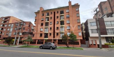 En el Conjunto residencial Torres de Sevilla, este aparta estudio  en Cedritos, ubicado en el tercer piso, ofrece comodidad y confort en un espacio bien distribuido y amoblado. Con una cocina tipo americano, la cual brinda practicidad , junto con una línea blanca completa que facilita las labores domésticas. El sofá en la sala proporciona un ambiente acogedor para relajarse y disfrutar de momentos de descanso. Ideal para una persona o pareja que valora la comodidad y la funcionalidad en su hogar. en la mejor ubicación de Cedritos, vigilancia 24/7 CCTV   tendrás las mejores vías de acceso de la zona como la carrera 9 carrera 15  Av 19 Autopista, transporte masivo, cerca a parques centros comerciales excelente comercio NO SE ACEPTAN MASCOTAS.