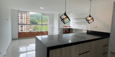 Apartamento en Bello en Arriendo, Urbanización El Bosque para ESTRENAR
Apartamento para Estrenar en Arriendo en Urbanización El Bosque, Bello
¡Descubre este cómodo apartamento de 55 m² disponible para arriendo en la Urbanización El Bosque, sector El Trapiche en Bello! Un espacio diseñado para una vida práctica y funcional.

Este inmueble es perfecto para una vida cómoda y bien organizada, ofreciendo:

Distribución: Dos habitaciones y dos baños completos.

Flexibilidad: Un espacio adicional de estudio, ideal para trabajo desde casa u home office.

Comodidades: Cocina Integral moderna, zona de ropas y un valioso parqueadero privado.

Aunque la urbanización se encuentra en proceso de finalización de algunas áreas, ya puedes disfrutar del gimnasio y salón social. La zona húmeda se encuentra en construcción, lo que asegura que las amenidades pronto estarán completas para tu disfrute.

Asegura la tranquilidad y el confort de un apartamento totalmente funcional en una urbanización con proyección en el sector El Trapiche.

Ubicado en el piso 14