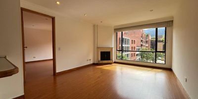 Apartamento muy iluminado, sol de oriente, frente a parque, equidistante del parque el Virrey y la calle 85. Cocina semi abierta, estufa mixta a gas y eléctrica, calentador a paso a gas, lavadero.  Se entrega con cortinas y black out. 1 garaje. Piso 4 exterior. 
Informes: Claudia Rugeles