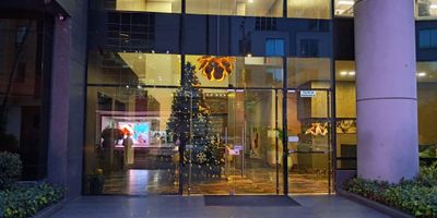 Arriendo oficina amoblada de 98m2. Ubicada en  el barrio Santa Barbara, en edificio moderno, la oficina tiene vista exterior lo que le permite contar con iluminación natural y así mismo tiene grandes ventanas y buena ventilación, la oficina esta compuesta por una sala de juntas, un espacio abierto con 20 puestos de trabajo, un cuarto técnico con su respectivo rack y un cuarto de aseo, 1 parqueadero cubierto. El edificio cuenta con parqueaderos para visitante, dos ascensores, terraza dotada con mesas sillas y hornos microondas donde los empleados pueden almorzar, vigilancia 24/7,  citófono, circuito cerrado de TV, sistema de sensores humo y movimiento, Él sector se caracteriza por contar con parques públicos, restaurantes, zona bancaria y comercial. Excelentes vías de accesos sobre la carrera séptima, carrera 11, Calle 127.  Transporte público cercano, SIPT.