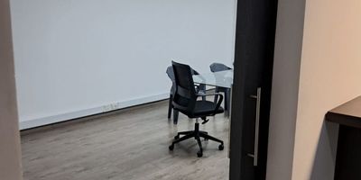 Arriendo oficina amoblada de 138m2. Ubicada en  el barrio Santa Barbara, en edificio moderno, la oficina tiene vista interior, tiene grandes ventanas y buena ventilación, la oficina esta compuesta por una sala de juntas, dos oficinas cerradas un espacio abierto con 20 puestos de trabajo, un cuarto técnico con su respectivo rack y un cuarto de aseo además la oficina conta con una linda terraza privada, 1 parqueadero cubierto. El edificio cuenta con parqueaderos para visitante, dos ascensores, terraza dotada con mesas sillas y hornos microondas donde los empleados pueden almorzar, vigilancia 24/7,  citófono, circuito cerrado de TV, sistema de sensores humo y movimiento, Él sector se caracteriza por contar con parques públicos, restaurantes, zona bancaria y comercial. Excelentes vías de accesos sobre la carrera séptima, carrera 11, Calle 127.  Transporte público cercano, SIPT.