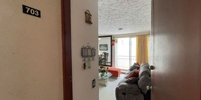 Apto construido en el 2011 en el prestigioso sector de Valle del Lili sin Trafico ni congestiones vehiculares.
7 piso con Ascensor, 55 Mt2 con Cocina Abierta para brindar mas espacio, Sala-Comedor con Salida al Balcón, Estudio o Zona de Entretenimiento, Dos Habitaciones la Principal con baño completo moderno más Baño Auxiliar completo.
La unidad Cuenta con Amplias Zonas Sociales  Gimnasio, turco, Zona Infantil, Salón social o de conferencias y una piscina Enorme para toda la familia, cuenta además con una Zona de BBQ en la terraza de las Zonas Comunes.
El Parqueadero de la unidad es Comunitario, permite que siempre tengas lugar disponible para tu vehículo,  zona especial para parqueadero de visitantes con al menos 25 espacios disponibles.
Variedad de establecimientos comerciales a sus alrededores.
Ven Conócelo