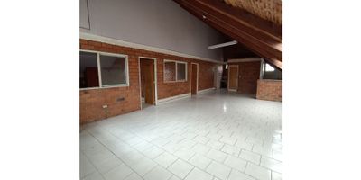 INVERSIONISTAS VENTA casa comercial esquinera de tres pisos, en el primer piso cuenta con dos locales comerciales, en uno de ellos actualmente funciona una miscelanea, el otro local está desocupado;  en el segundo piso un apartamento con amplios espacios multipropósito, tres habitaciones, sala comedor, cocina, zona de oficios, un baño; en esta área pueden rediseñarse hasta tres apartaestudios, o puede funcionar un taller de confecciones, centro cultural, En el tercer piso donde también podrian diseñarse tres apartaestudios, se distribuye actualmente en tres habitaciones, una amplia sala comedor, cocina, zona de oficios, baño y balcón. Medidas aproximadas frente 10 m fondo 15 m. Queda a una cuadra de la calle 26, cerca a transporte público, supermercados, colegios.
