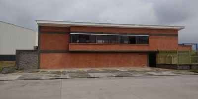 VENDO BODEGA EN CONSTRUCCION, EN CENTRO INDUSTRIAL Y COMERCIAL YUMBO VALLE, EXCELENTE UBICACION SOBRE VIA PRINCIPAL,  INFORMACION INDIRA OYOLA CELU 3104005590;  cuenta con encierro lateral y posterior en muro en mampostería de 4mtrs de altura, encierro frontal en muro de 80cms y malla metálica a 4mtr, y oficinas., piso en patio y hangares para trifásico de vehículos pesados con carga mayor a 40 toneladas especificación técnica 2500psi, hangares con estructura metálica a 6mtrs de altura, área construida de 360 mtr. así en PRIMER NIVEL: Recepción, cuarto eléctrico, cuarto de herramientas, bodega de 40 mtr, baño múltiple para empleados, Vestier empleados, comedor, cuarto de primeros auxilios, cocina semiindustrial para casino o cafetería. SEGUNDO NIVEL: Terraza, cuarto archivo, área para oficinas 60mt. para 16 módulos con conexiones implementadas, cocineta oficina, AA CENTRAL, Y AA en sala de juntas, gerencia con baño, Y TRANSFORMADOR DE 150KVA INSTALADO EN POSTE EXTERIOR EN H CON DOBLE ACOMETIDA, PUERTAS, CERRAJERIA METALICA Y VENTANERIA EN ALUMINIO CON VIDRIO DE SEGURIDAD, HANGARES LISTOS PARA CUBRIR EL AREA A NECESIDAD DE LA EMPRESA, Y en excelente ubicación industrial, principales empresas como bavaria, Postobón y otras. más información con INDIRA OYOLA CELU 3104005590