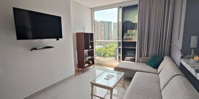 Codigo 19514. Precioso apartamento moderno e impecable de 62.5 m², ubicado en piso 9 entre Villa del Este y Andalucía, sector Riomar. Cuenta con una amplia habitación con baño con ventilación natural y walk-in closet, sala-comedor con techos altos, cocina abierta, zona de labores y estudio/home office con baño social. Incluye 1 garaje. El edificio es moderno y muy bien ubicado, cerca al parque de la Electrificadora y supermercados, y ofrece gimnasio, salón social, una atractiva recepción, planta eléctrica parcial para zonas comunes y vigilancia 24 horas. Valor de venta: $350.000.000, administración $288.000. Inmueble libre de deudas. Construido en 2017.