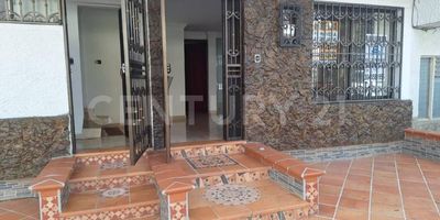 ¡Estrena Comodidad! Apartaestudio Premium en Laureles - Lorena
¡TODO INCLUIDO! Apartaestudio Moderno y Tranquilo en Laureles (Sector Lorena).
Si buscas confort, seguridad y una ubicación privilegiada en Medellín, ¡esta es tu oportunidad!
Renta este espectacular apartaestudio de 35 m², idealmente diseñado para una persona sola o un profesional que valore la tranquilidad y el buen gusto.
Tu Canon INCLUYE Servicios:
Olvídate de facturas extra. El valor del arriendo cubre los servicios de agua y energía. ¡Máximo ahorro y cero preocupaciones!
Características Destacadas:
•	Acabados de Lujo: Diseño moderno y materiales de excelente calidad.
•	Distribución Funcional: 1 Alcoba independiente, sala-comedor y cocineta integrada.
•	Ubicación TOP: Sector Lorena de Laureles, un barrio reconocido por su seguridad y ambiente tranquilo.
•	Conveniencia: A pocos minutos a pie del Centro Comercial Viva Laureles y de fácil acceso al transporte público.
¡Vive en Laureles con todos los beneficios y la tranquilidad que mereces!