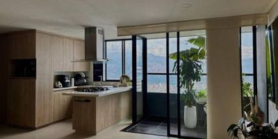 Este espectacular apartamento cuenta con 3 habitaciones, principal con baño y vestier privado. Baño completo para las habitaciones familiares y baño social. Zona social amplia integrada a la cocina. Remodelado recientemente.